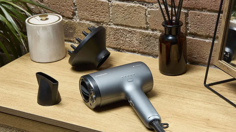 Fén na vlasy Panasonic EH-NA9N-H825 s 2 nadstavcami v kúpeľni na skrinke_04