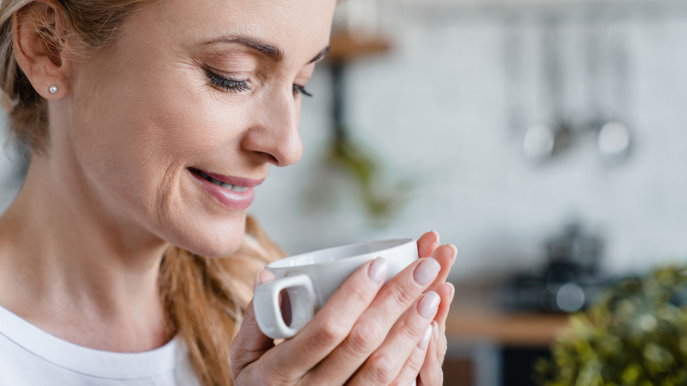 Žena s kávou v ruce_02