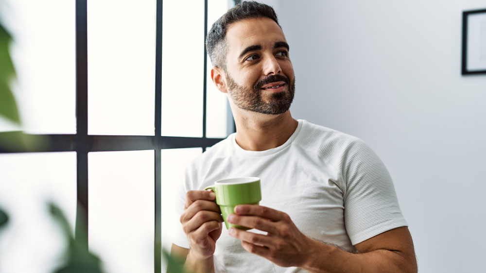 Muž s kávou v ruce_02