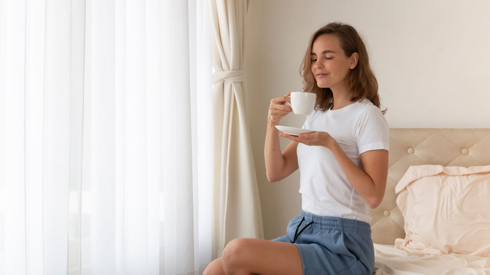 Žena s hrníčkem v ruce_02