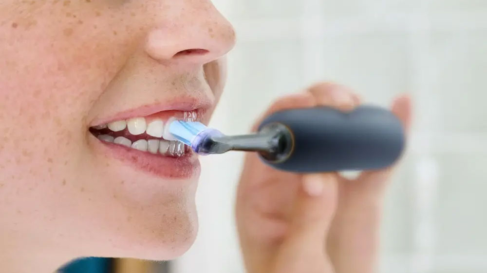 Žena si čistí zuby elektrickým kartáčkem_02