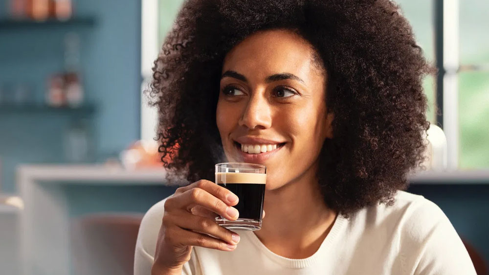 Žena píjící kávu_03