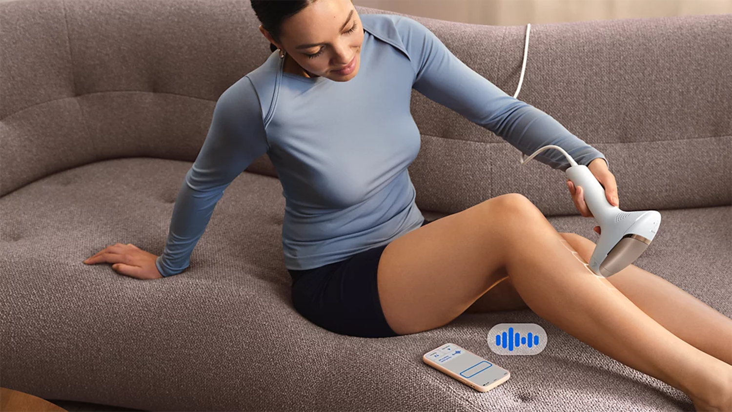 Žena použ&iacute;v&aacute; IPL epil&aacute;tor Philips