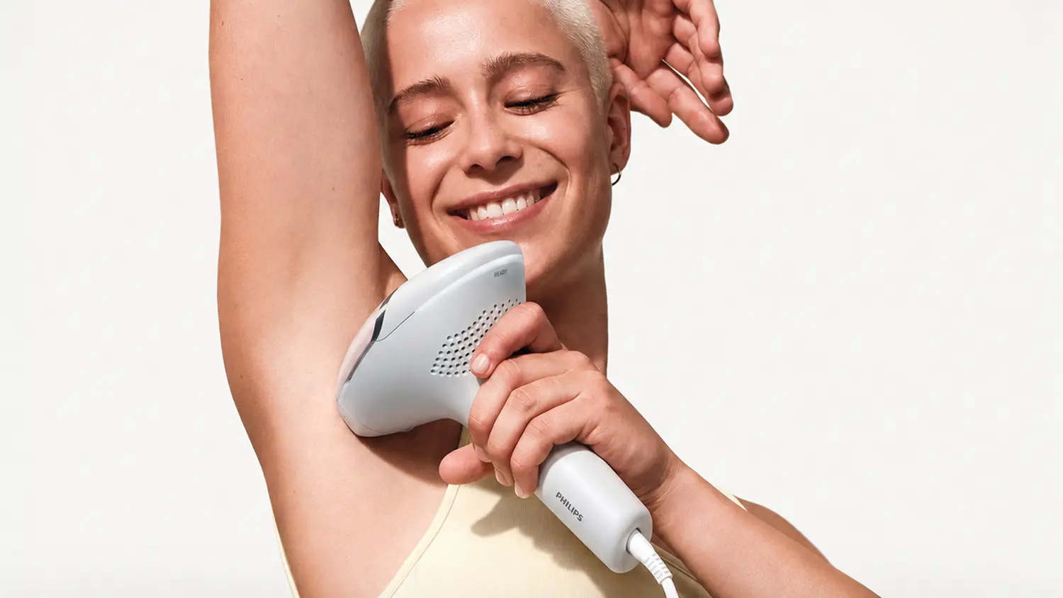 Muž používající epilátor Philips na hruď
