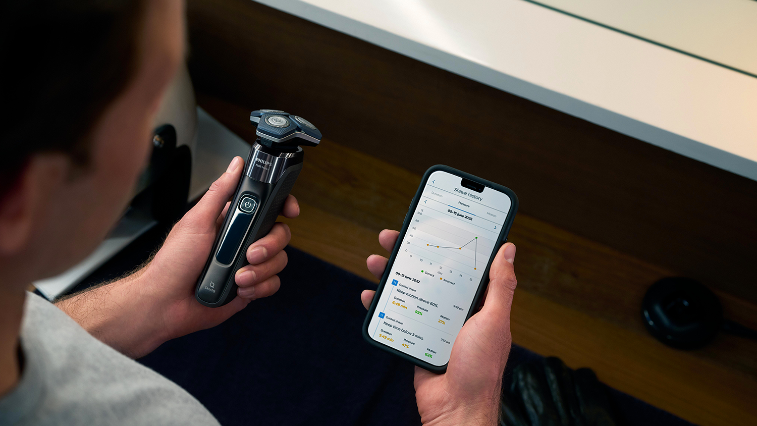 Muž používající aplikaci Philips GroomTribe