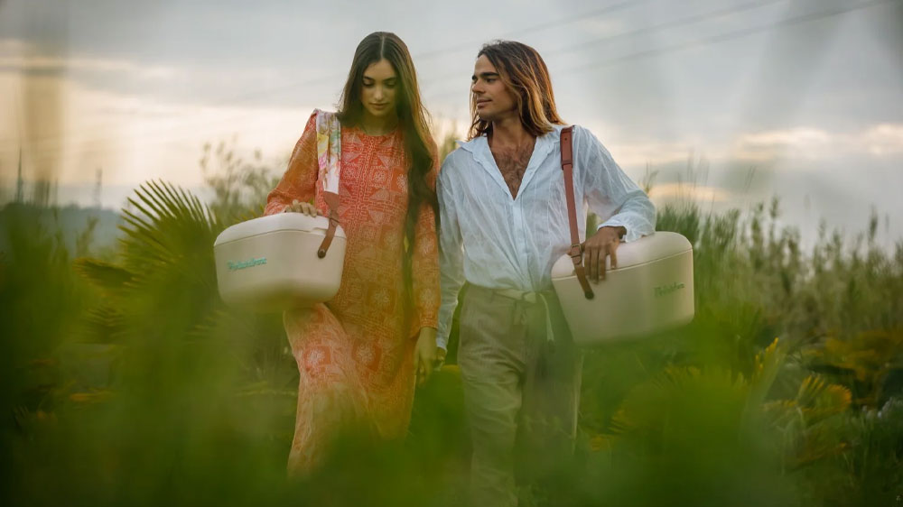 Mladý pár v prírode, nesúci boxy s popruhmi_02