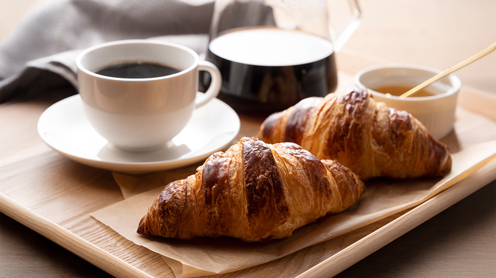 Šálek kávy a croissanty_02
