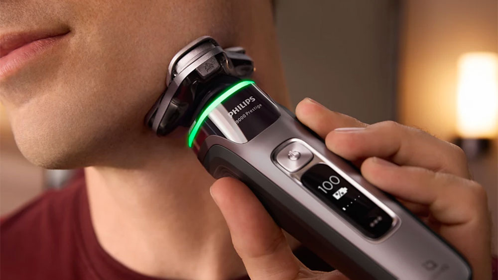 Mladý muž holící se strojkem Philips X9202/10_04