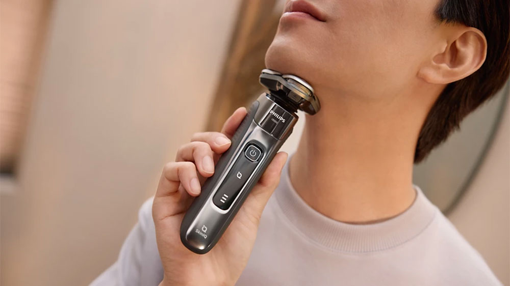 Mladý muž holící se strojkem Philips X9002/10_04