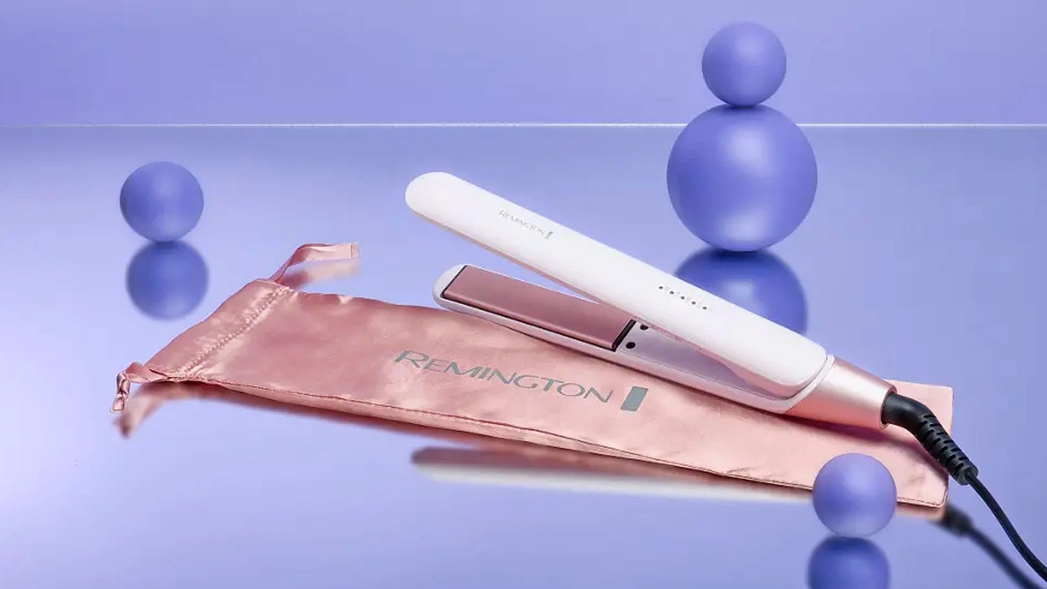 Žehlička na vlasy Remington S4807 položená na stole s úložným puzdrom