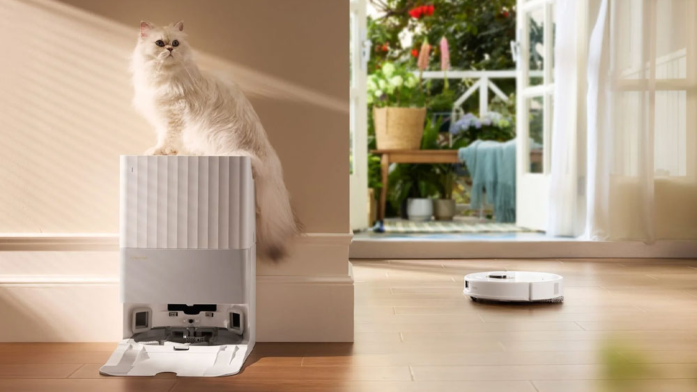 Místnost s kočkou a práce vysavače Roborock Qrevo 5AE white_02