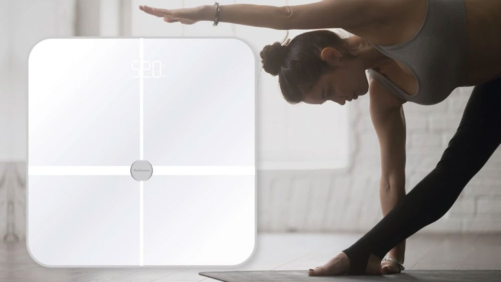 Váha Rohnson RF-01 se ženou cvičící na podložce v pozadí_02