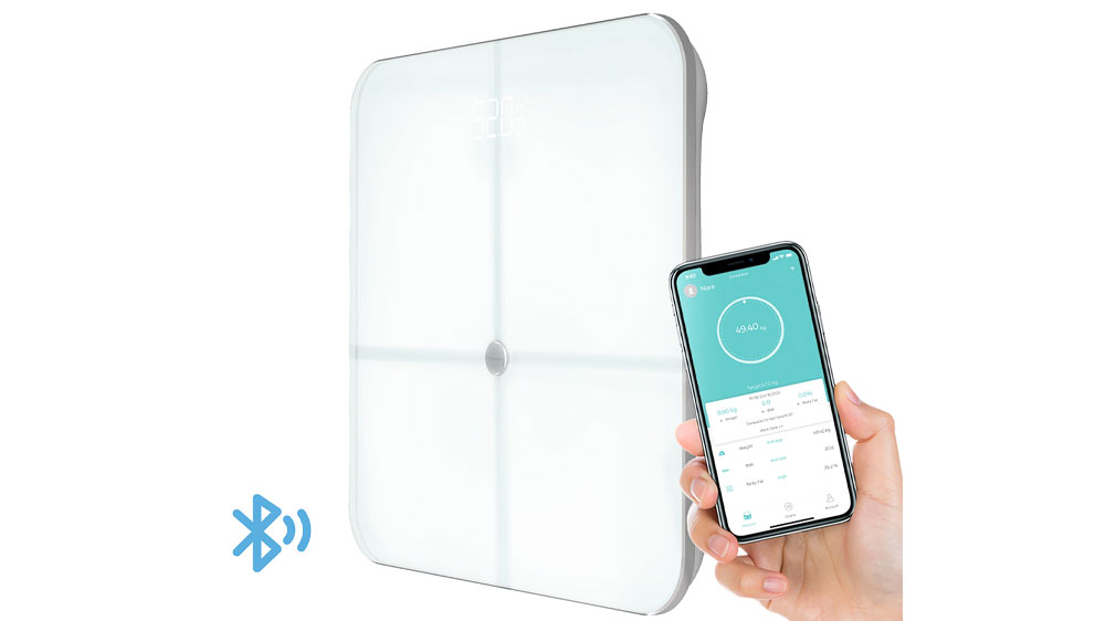 Váha Rohnson RF-01 a ruka držící telefon s aplikací_03