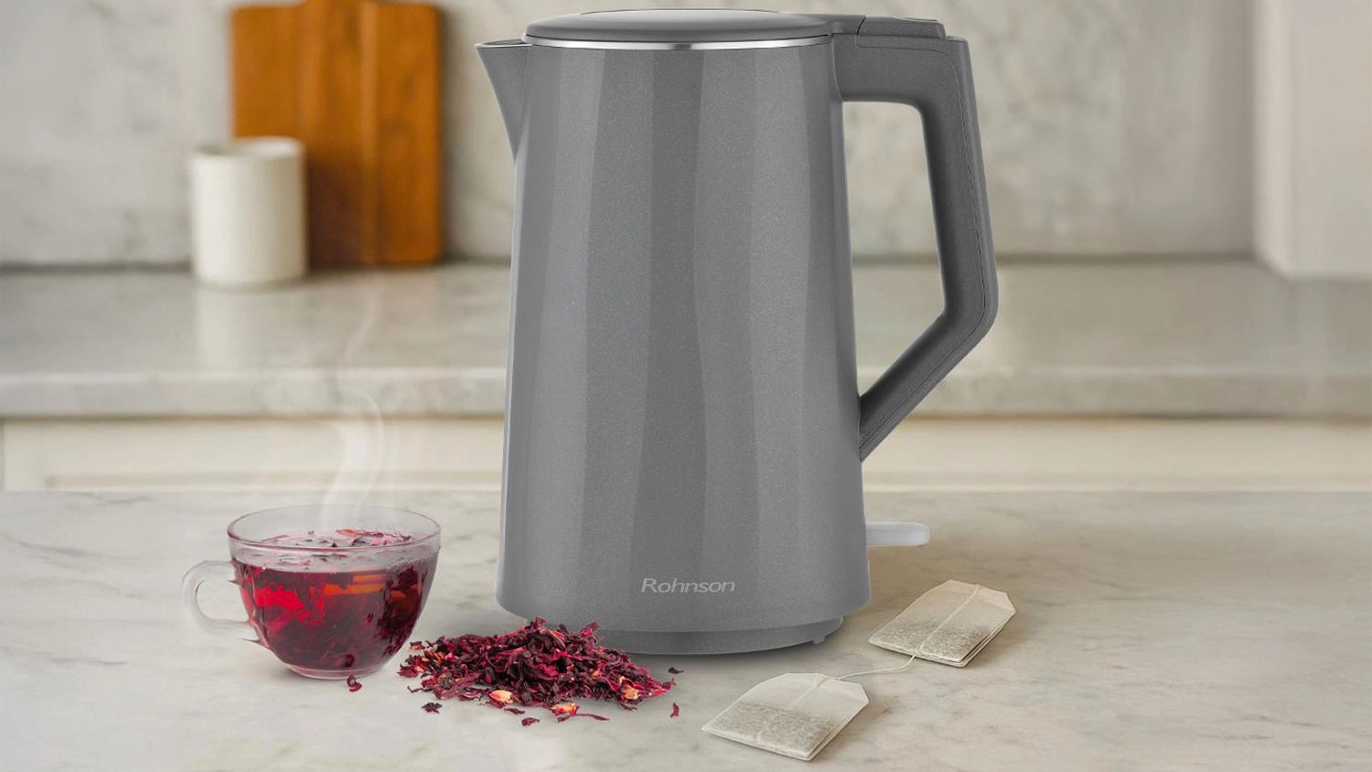 Rychlovarn&aacute; konvice Rohnson R-7536 a vedle připraven&yacute; sypan&yacute; čaj