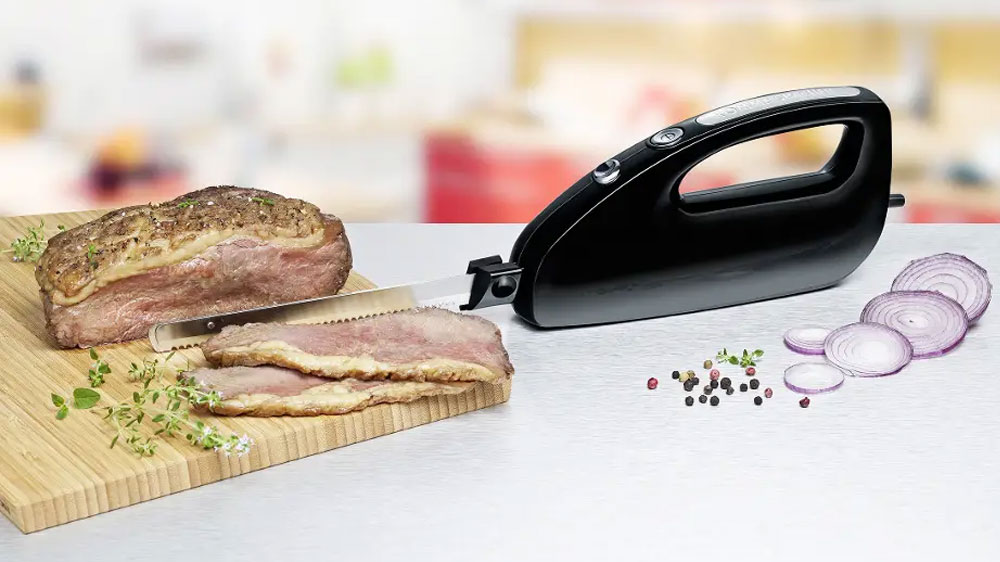 Elektrický nůž Rommelsbacher EM 150 krájí maso_02