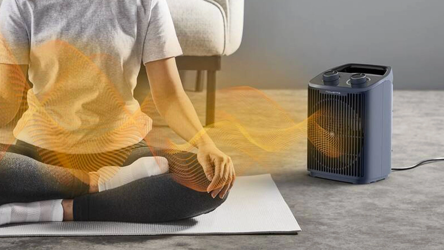Žena sedí v tureckém sedu u ventilátoru SO2351F0 Intense Comfort