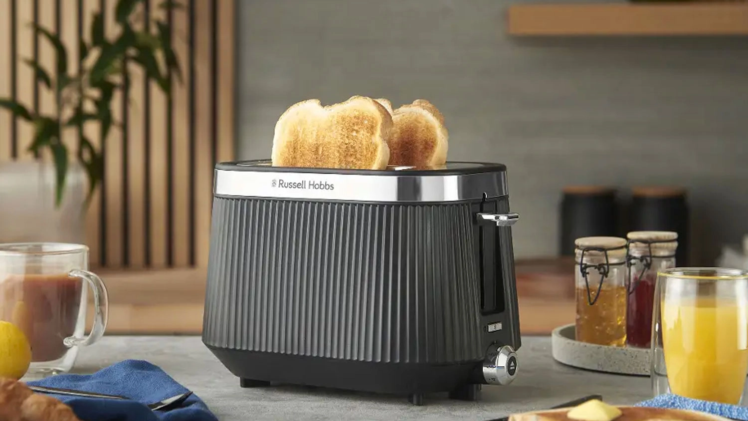 Topinkovač Russell Hobbs 26760-56 Bront&euml; Matte Black na kuchyňsk&eacute; lince