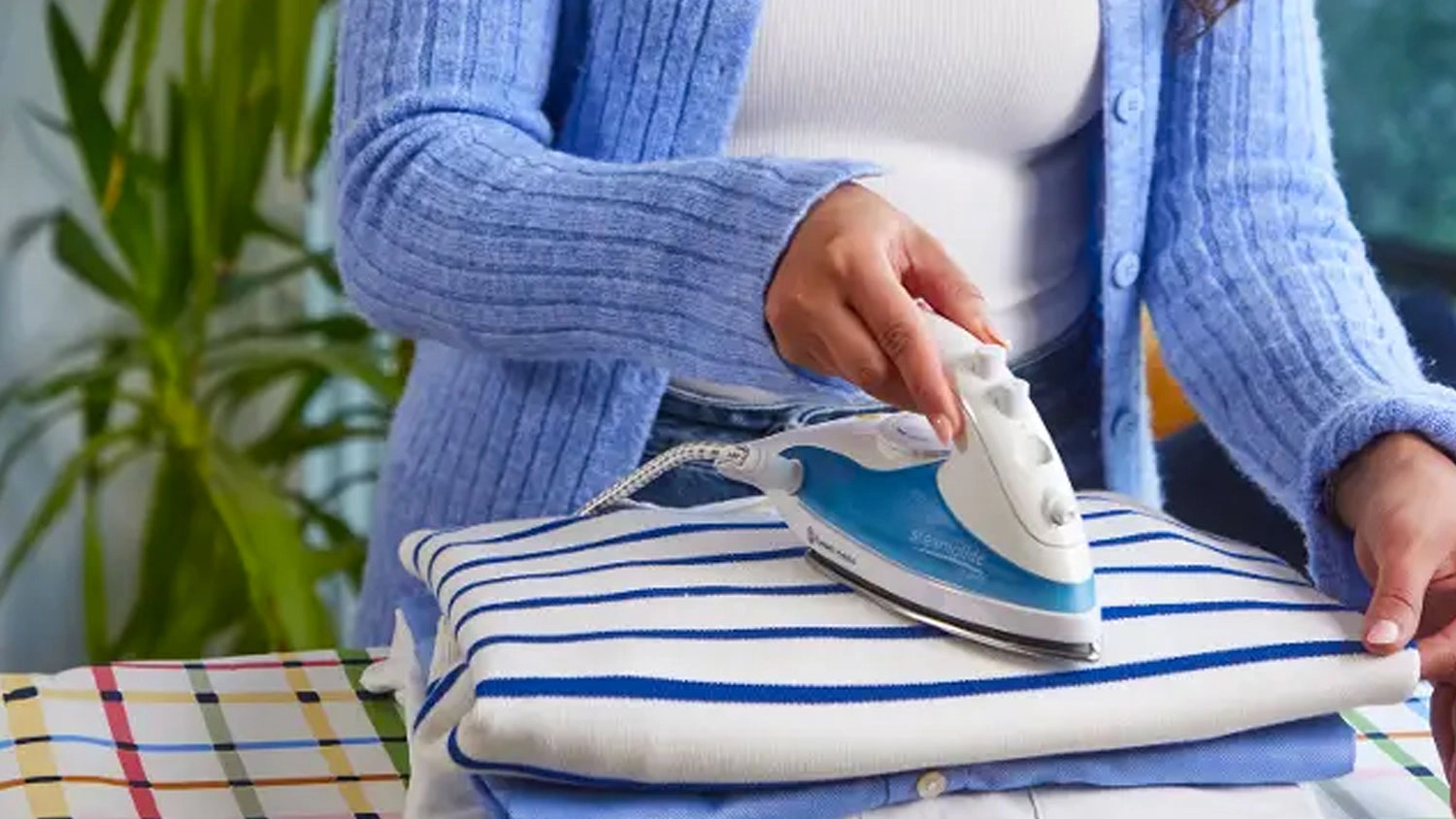 Žena žehlí bielizeň žehličkou Russell Hobbs 22470-56 Travel