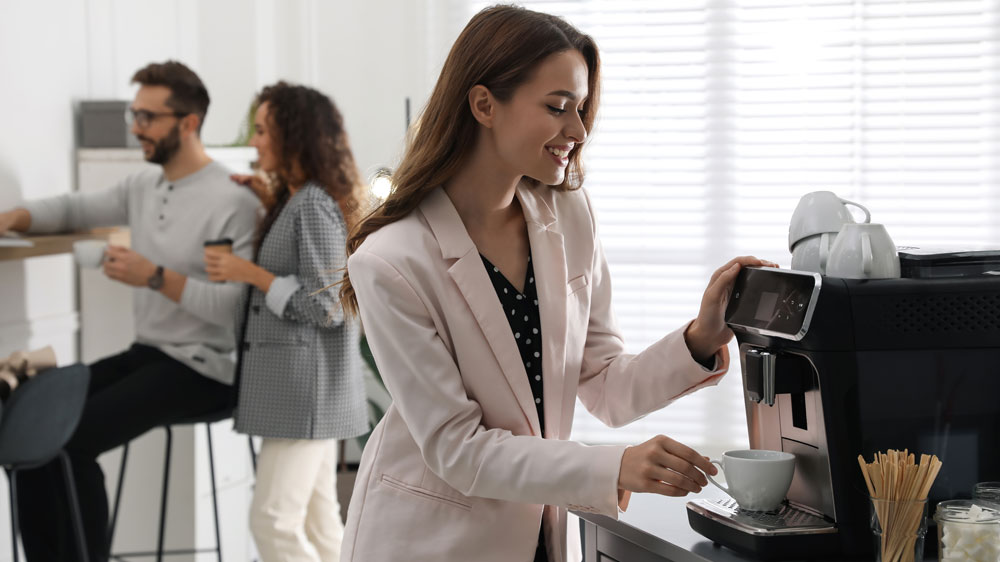 Žena připravuje kávu v automatickém kávovaru_02