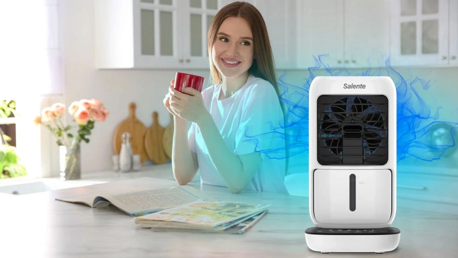 Žena popíjí kávu a vedle má ventilátor Salente IceTop 3v1