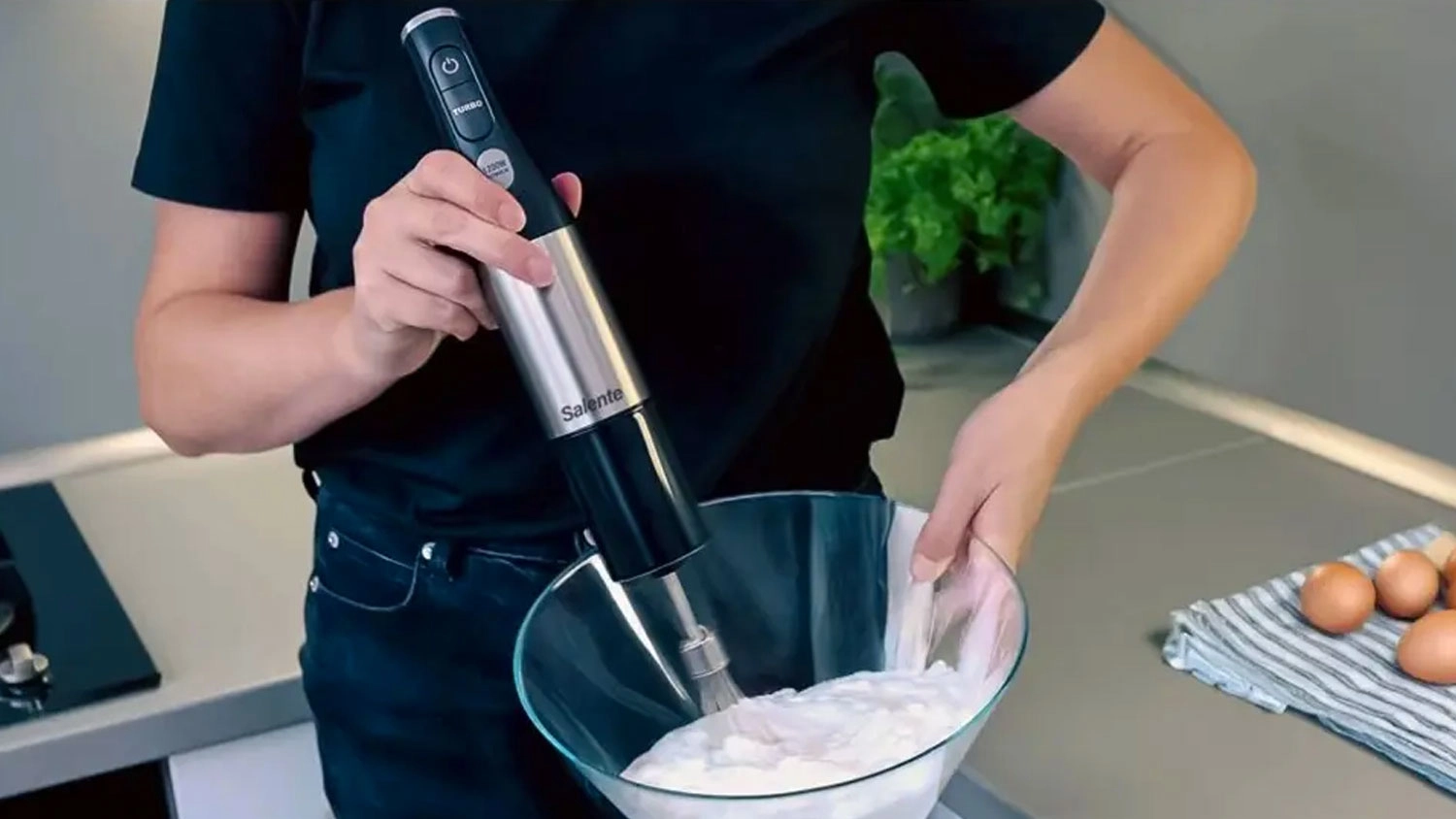 Žena drží tyčový mixér Salente Mixxo a mísu s ušlehaným sněhem
