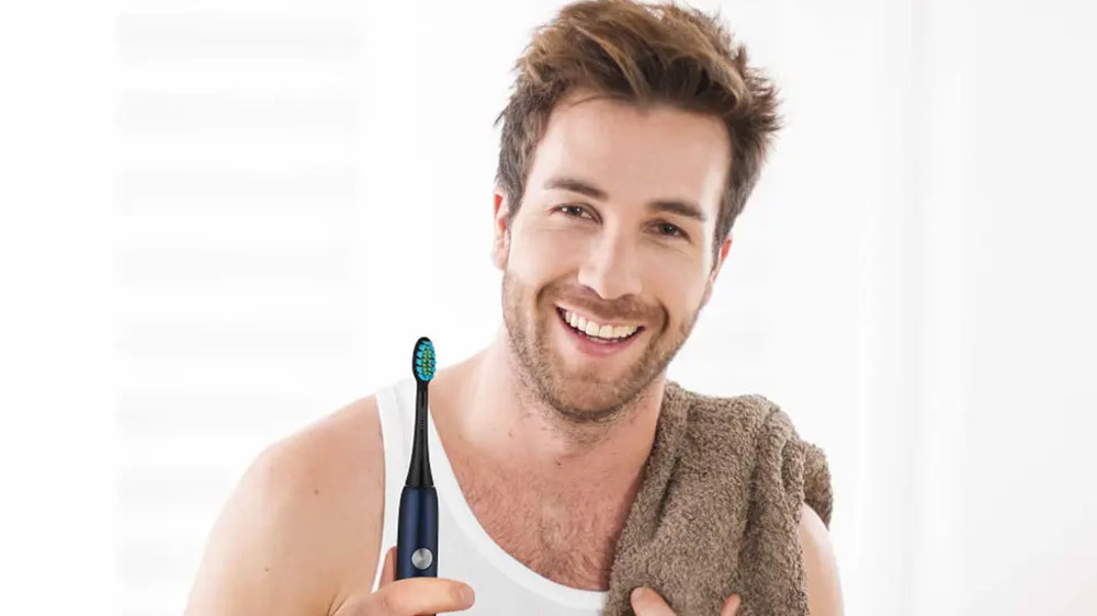 Muž drží zubní kartáček Sencor SOC 4012BL_02