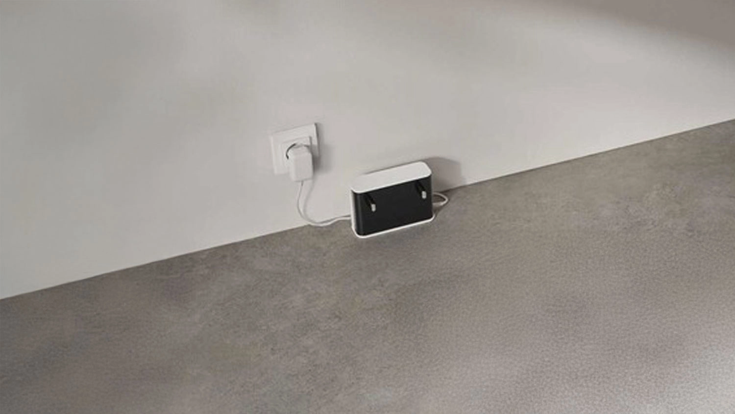 Adapt&eacute;r Sencor SRXD 7411 pripojen&yacute; k nab&iacute;jacej stanici
