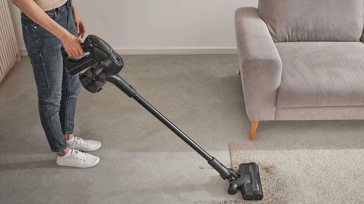 Rúrka komplet Sencor SVXD 802 na vysávači pri vysávaní