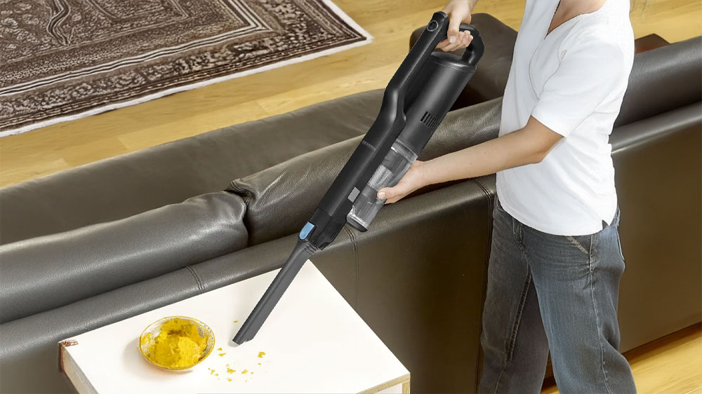 Vysávání drobků na stole s tyčovým vysavačem Severin HV 7151 S'Power Slim v ruční verzi_02