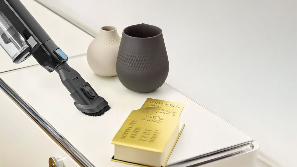 Vysávání nábytku s tyčovým vysavačem Severin HV 7151 S'Power Slim v ruční verzi s kartáčkovým nástavcem_03