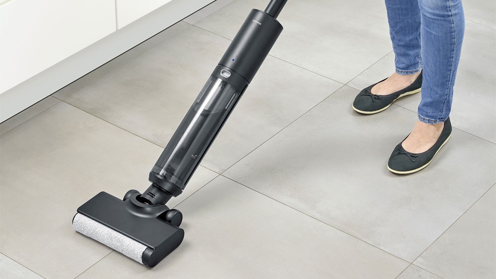 Žena vytírá podlahu s akumulátorovým elektrickým mopem Severin SC 7177_03