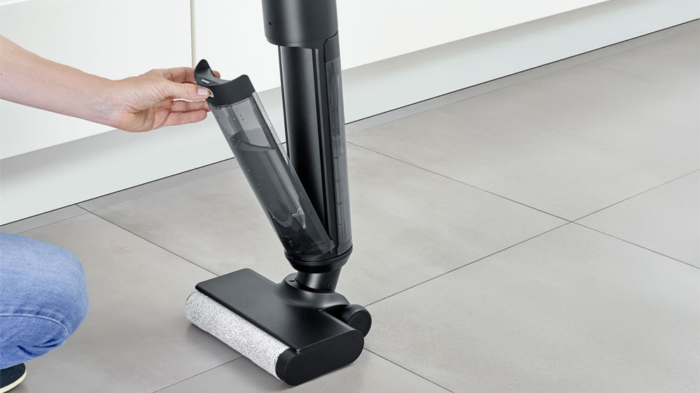 Žena vyndává nádrž na vodu z akumulátorového elektrického mopu Severin SC 7177_04