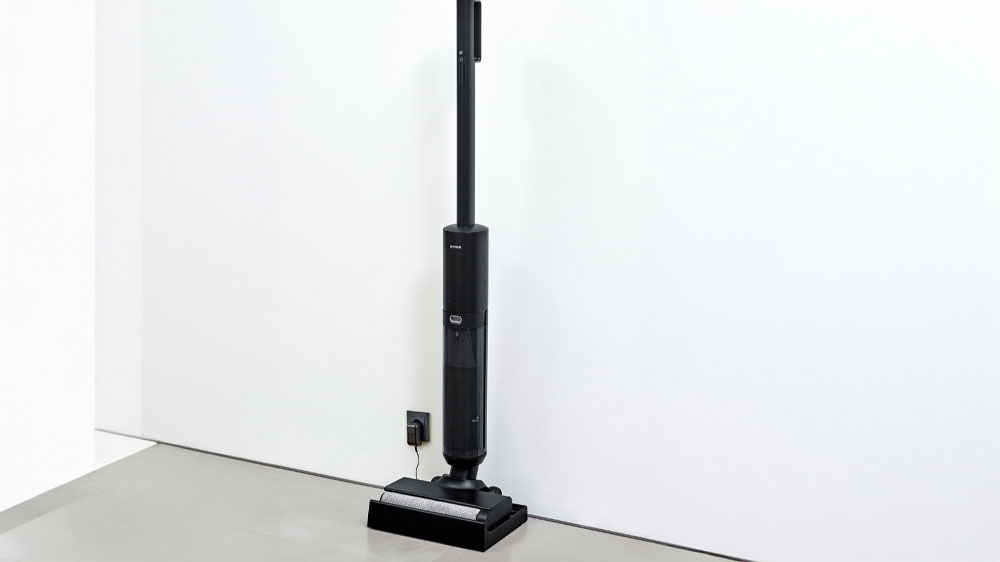 Akumulátorový elektrický mop Severin SC 7177 se nabíjí v dobíjecí stanici postavené u zdi_05