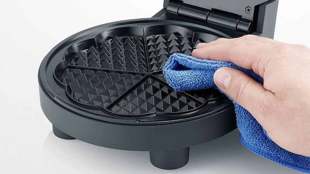 Otírání desky vaflovače Severin WA 2116 mikrohadříkem_03