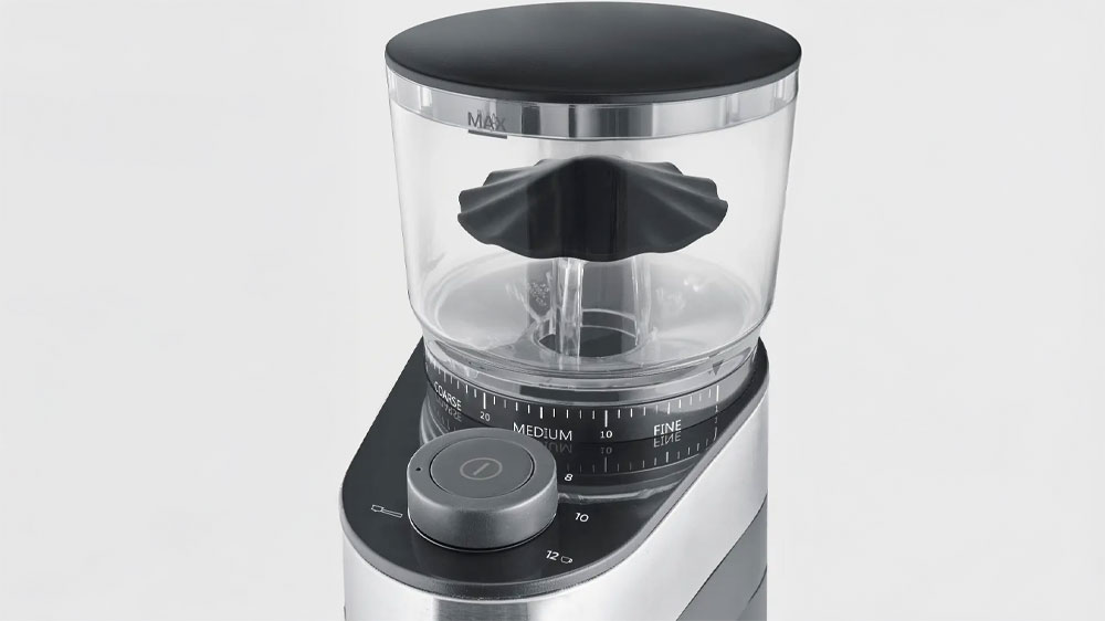 Detail horní části elektrického mlýnku na kávu Severin KM 3880, konkrétně zásobníku na zrna, nastavení hrubosti mletí a dávkovače zrn_03