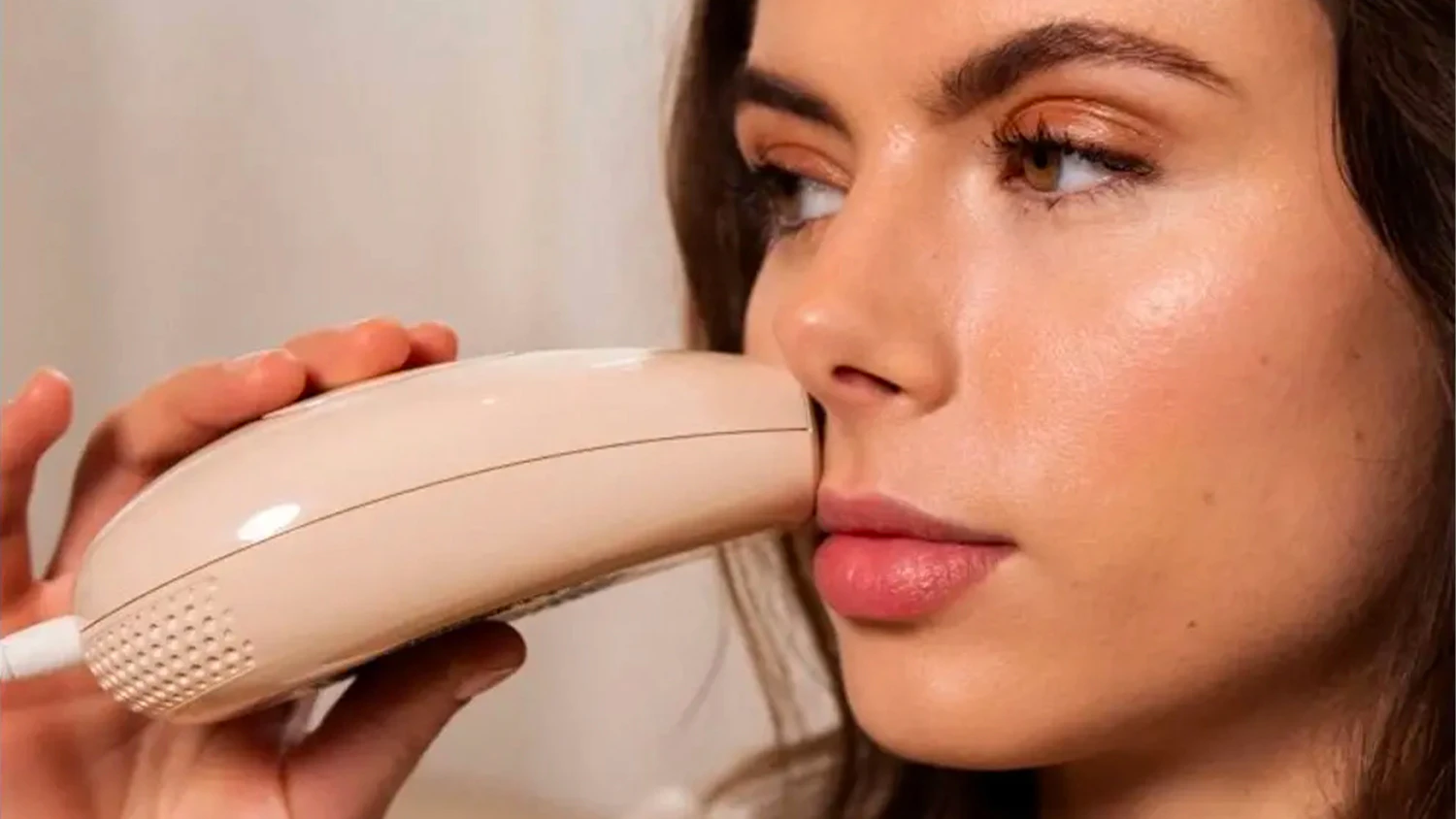 Žena používající epilátor Silk'n Infinity Fast na oblast pod nosem