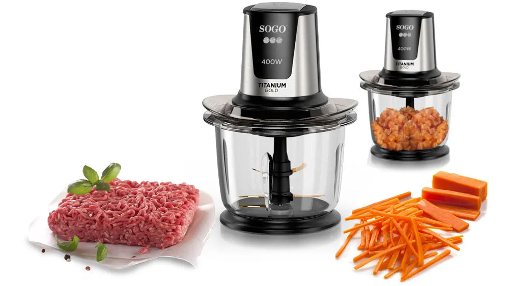 Elektrický sekáček SOGO SS-5260 a vedle mrkev a mleté maso na talířku_02