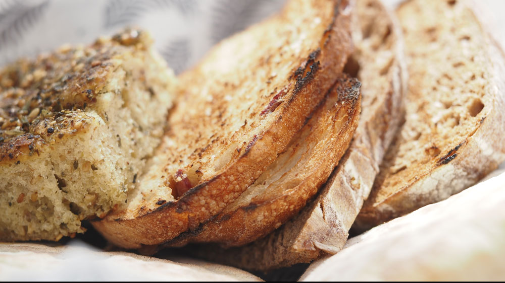 Detail na opečený chléb_03