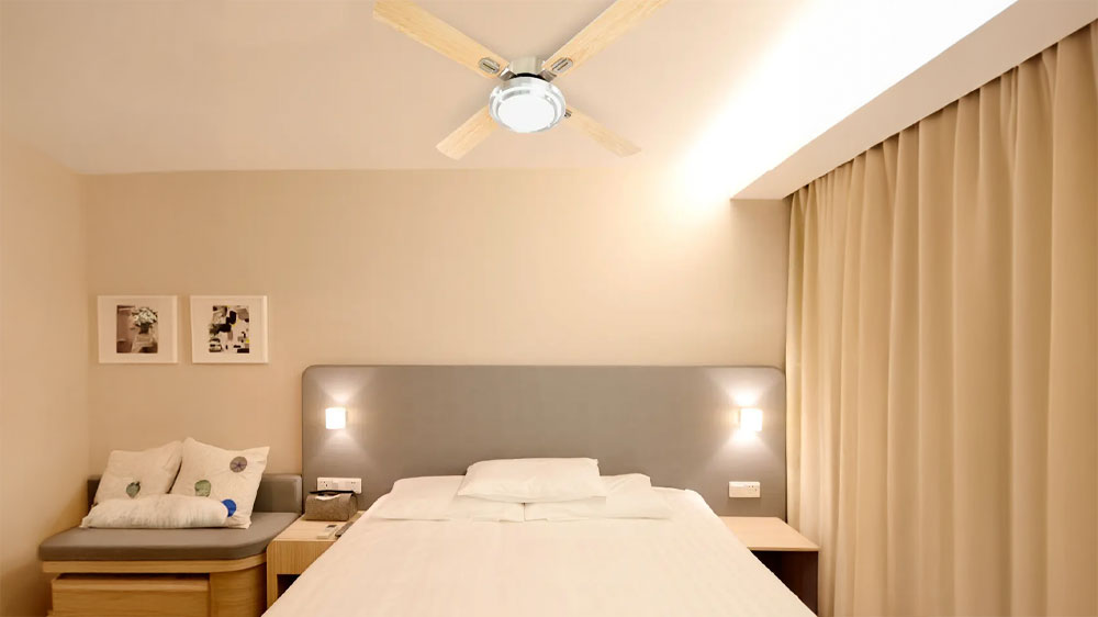 Stropní ventilátor se světlem Sogo SS-21820 nad postelí_02