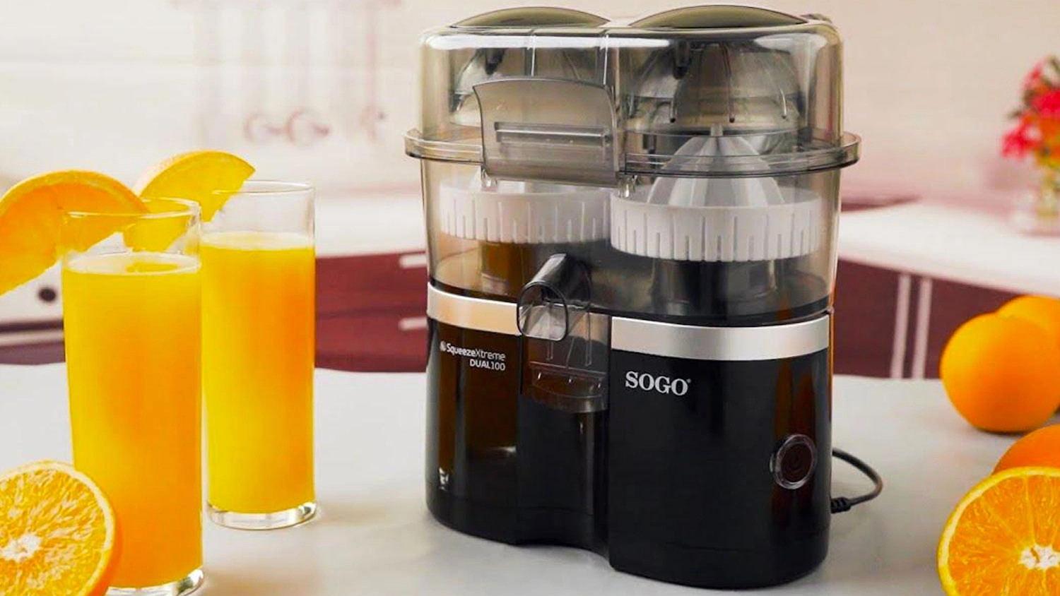 Lis na citrusy SOGO SS-5299 a vedle vymačkaná šťáva z pomerančů.