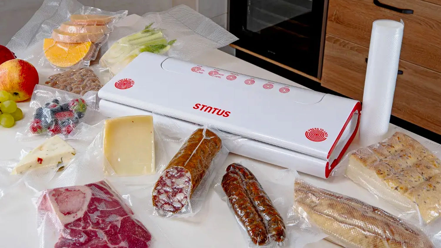 V&aacute;kuovo balen&eacute; potraviny na kuchynskej linke.