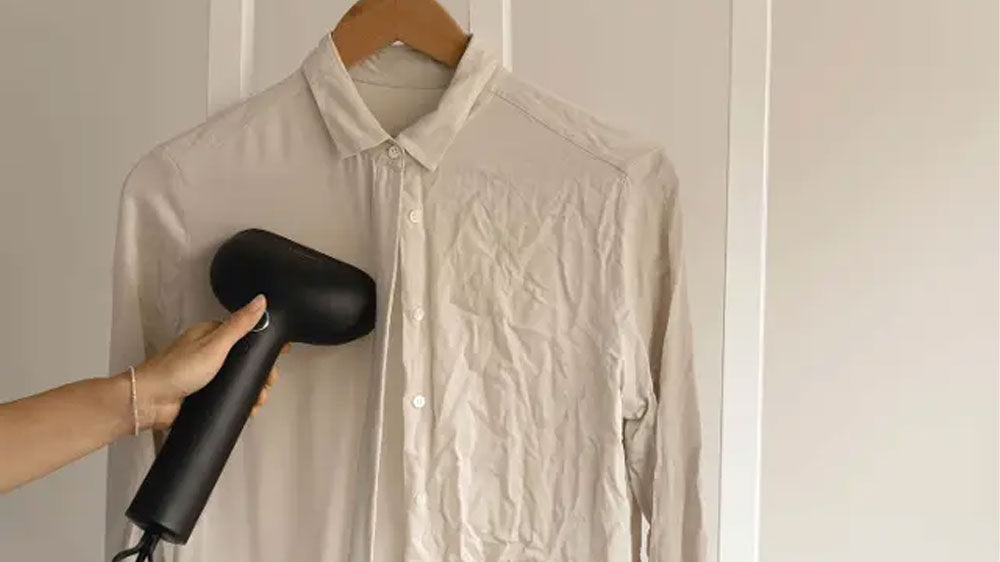 Žena žehlí šaty na ramínku_02