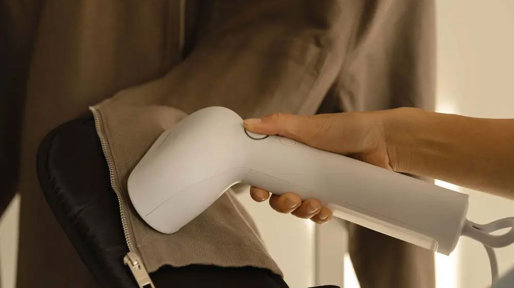 Žena žehlí šaty na ramínku_02