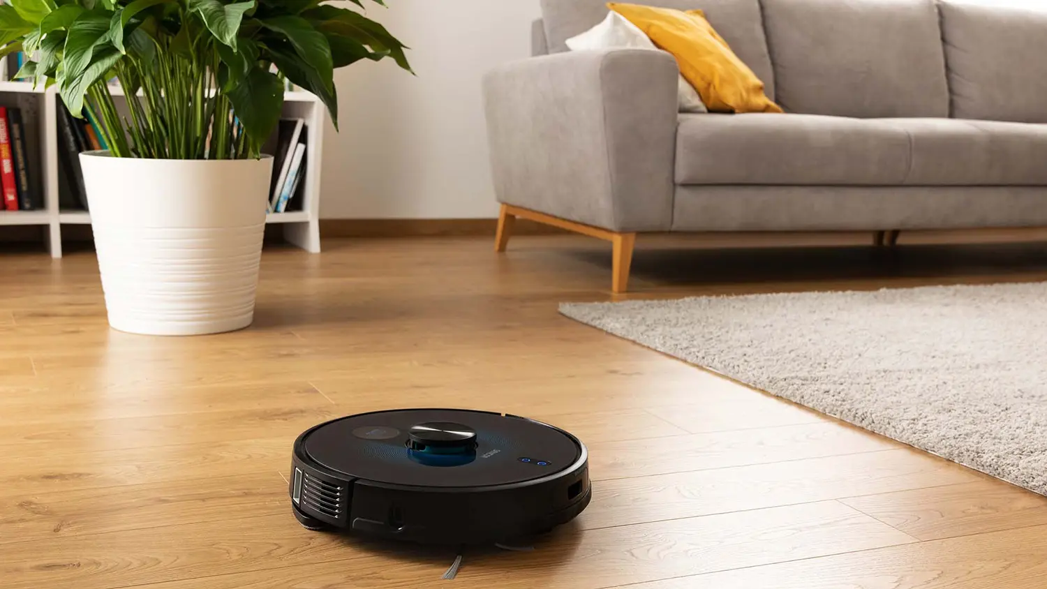 Pohľad na robotick&yacute; vys&aacute;vač SENCOR SRV 9550BK, ktor&yacute; obsahuje n&aacute;hradn&uacute; bat&eacute;riu SRX 0507.