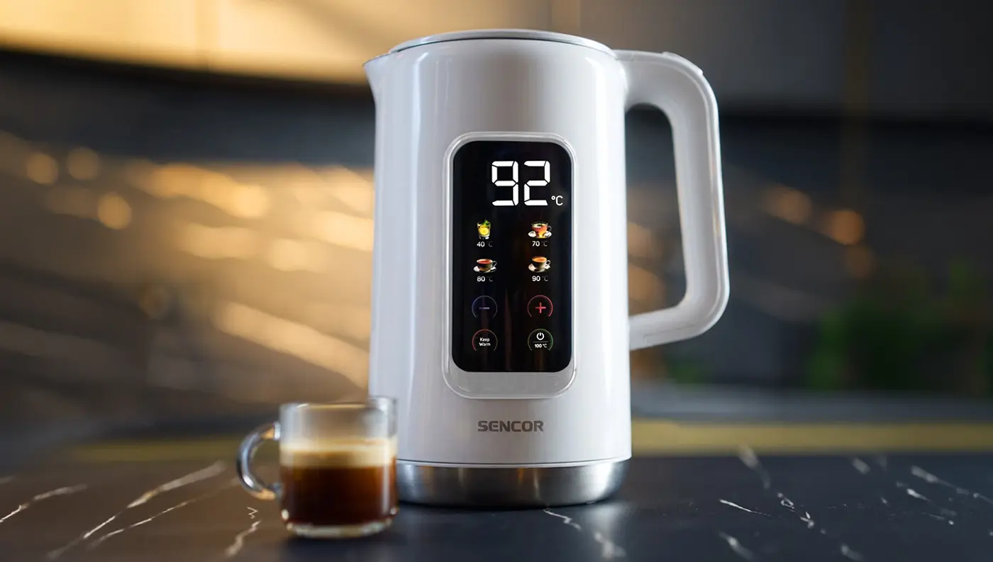 Rychlovarná konvice Sencor SWK 0950WH s šálkem kávy