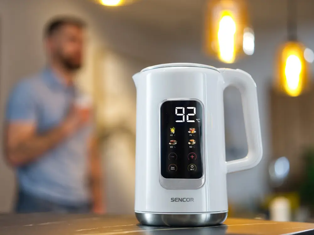 Rychlovarná konvice Sencor SWK 0950WH na kuchyňské lince