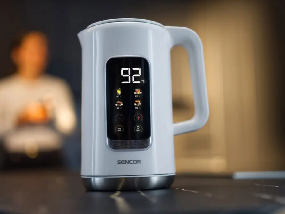 Rychlovarná konvice Sencor SWK 0950WH na kuchyňské lince