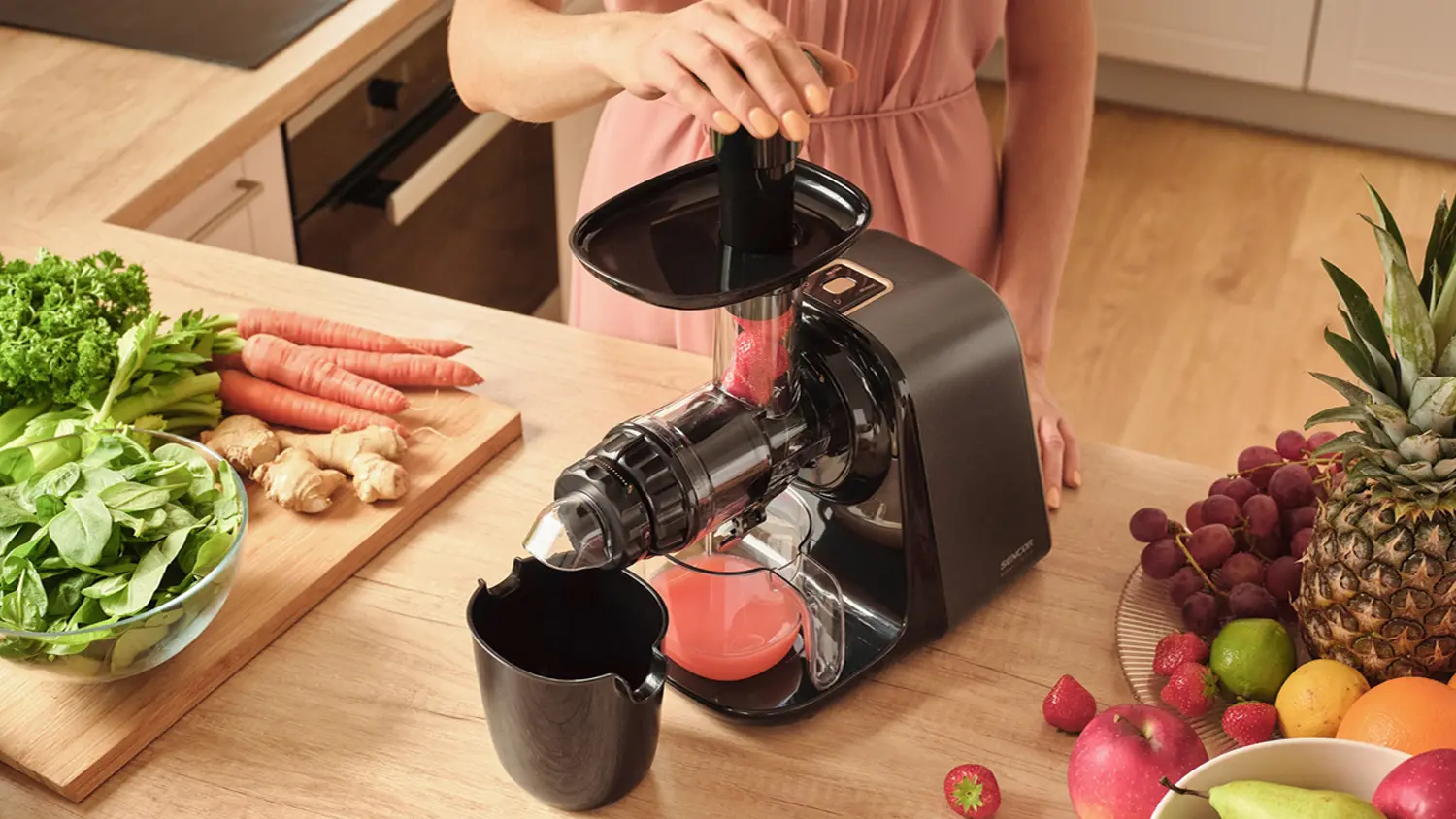 Žena mačk&aacute; &scaron;ť&aacute;vu přes &scaron;nekov&yacute; od&scaron;ťavňovač Sencor SSJ 0900BK