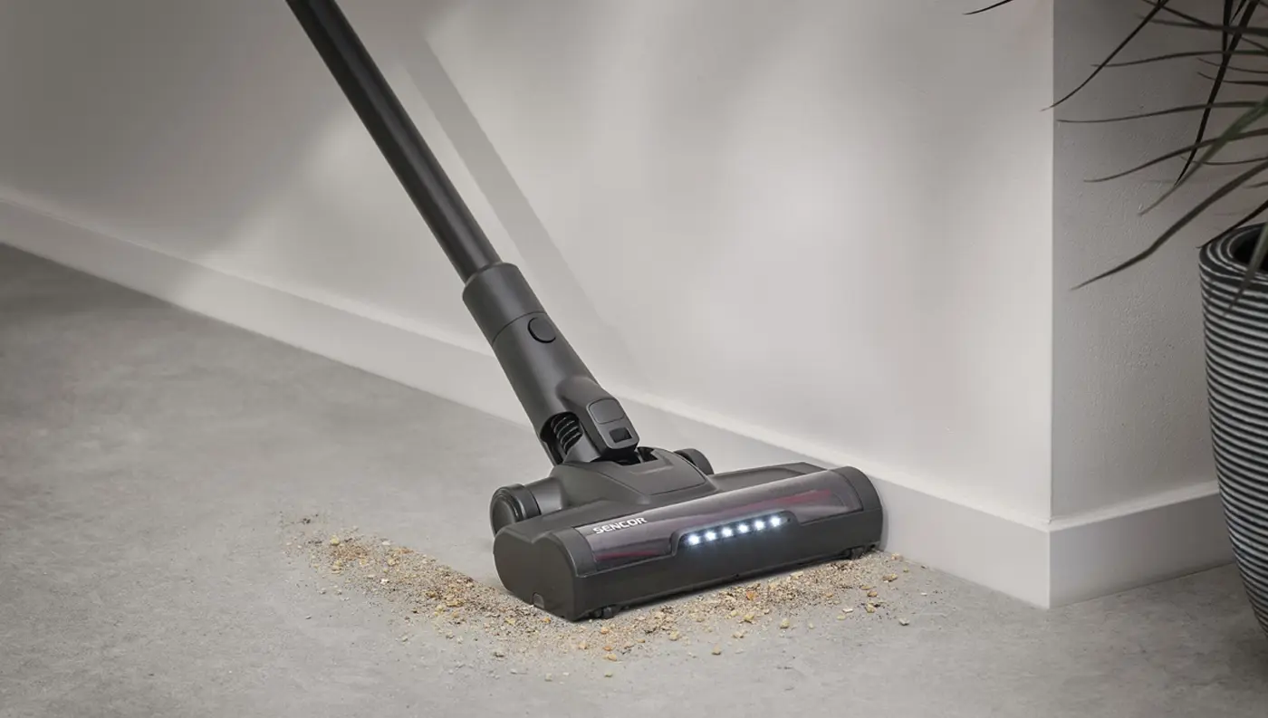 Sencor SVC 8726BK &ndash; motorizovan&aacute; podlahov&aacute; hubice s LED osvětlen&iacute;m