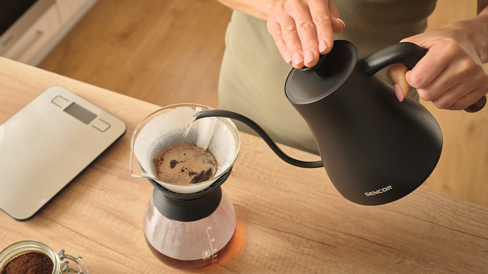 Jemn&eacute; nal&eacute;v&aacute;n&iacute; zajist&iacute; v&yacute;levka s hus&iacute;m krkem